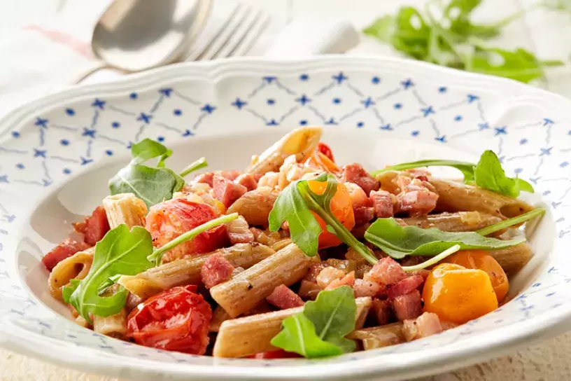 Pasta met Breydelspek, kerstomaten en ruccola