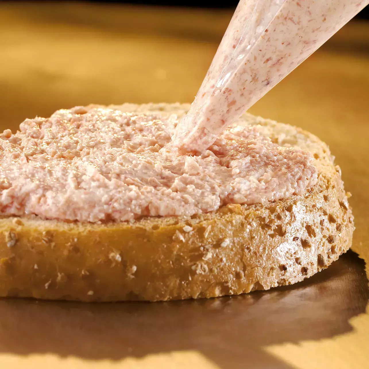 Breydelhammousse op brood