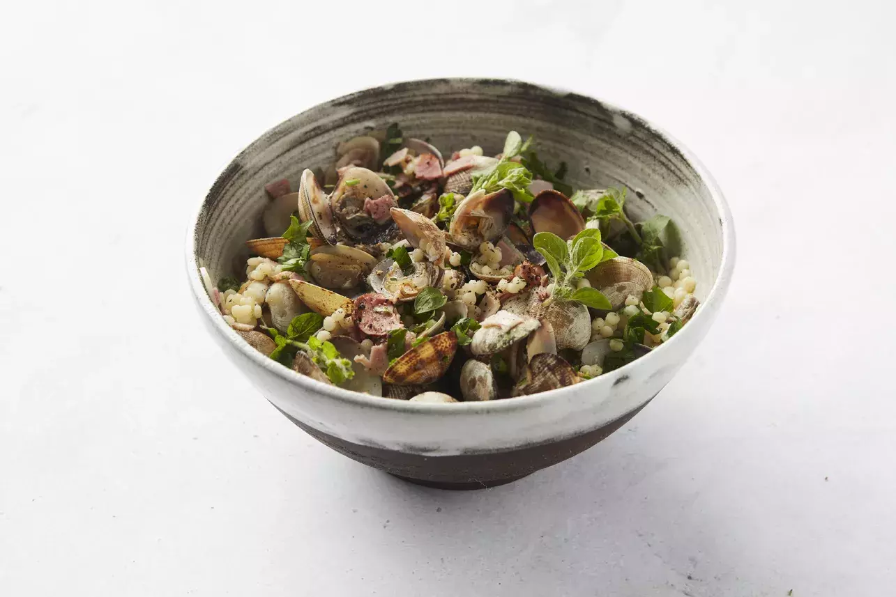 Vongole met Breydelspek en parelcouscous