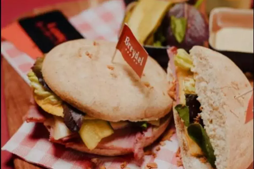Burger met warme Breydelham
