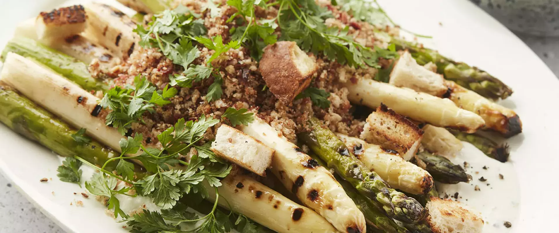 geroosterde asperges whipped feta spekcrumble