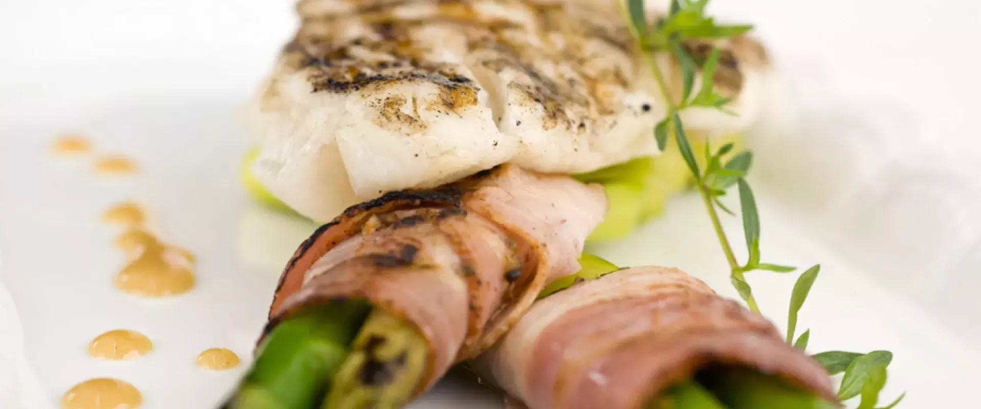 Vis met asperges in een jasje van Breydelspek