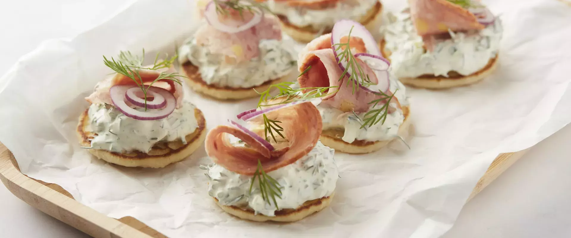 Blini met Breydelvleesbrood en kruidenroom