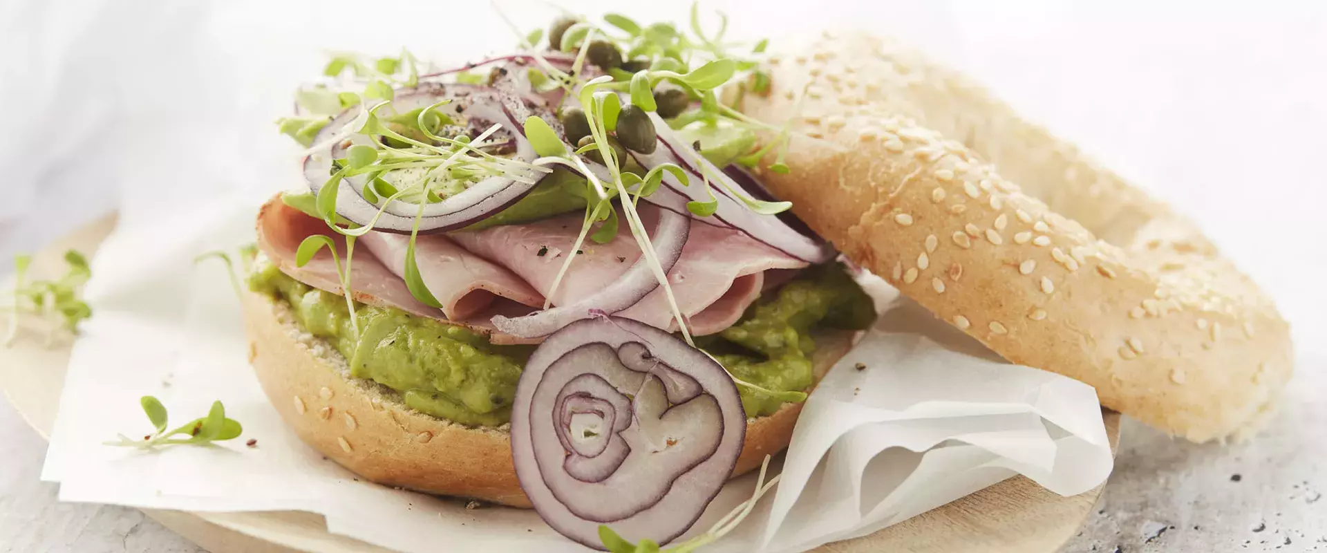 Bagel met Breydelham en avocadospread
