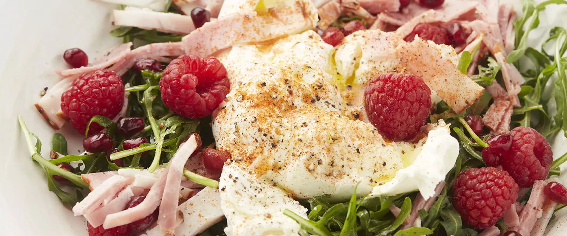 Burrata met frambozen en Breydelpastrami