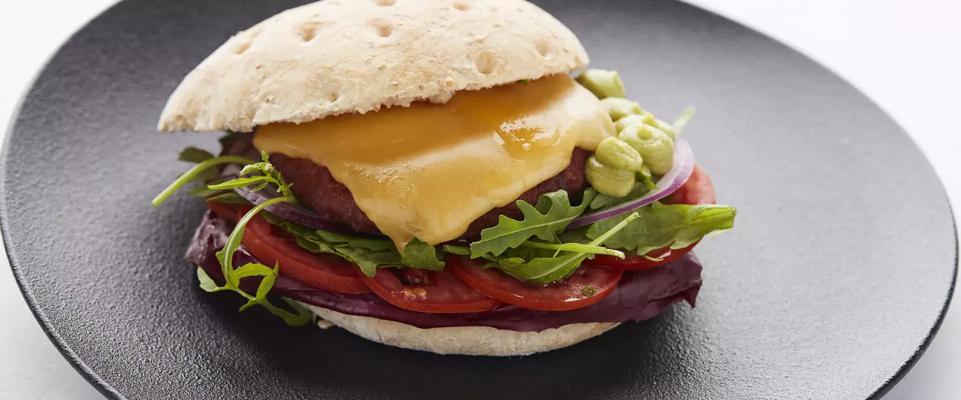 Knapperige Breydelburger met avocadocrème